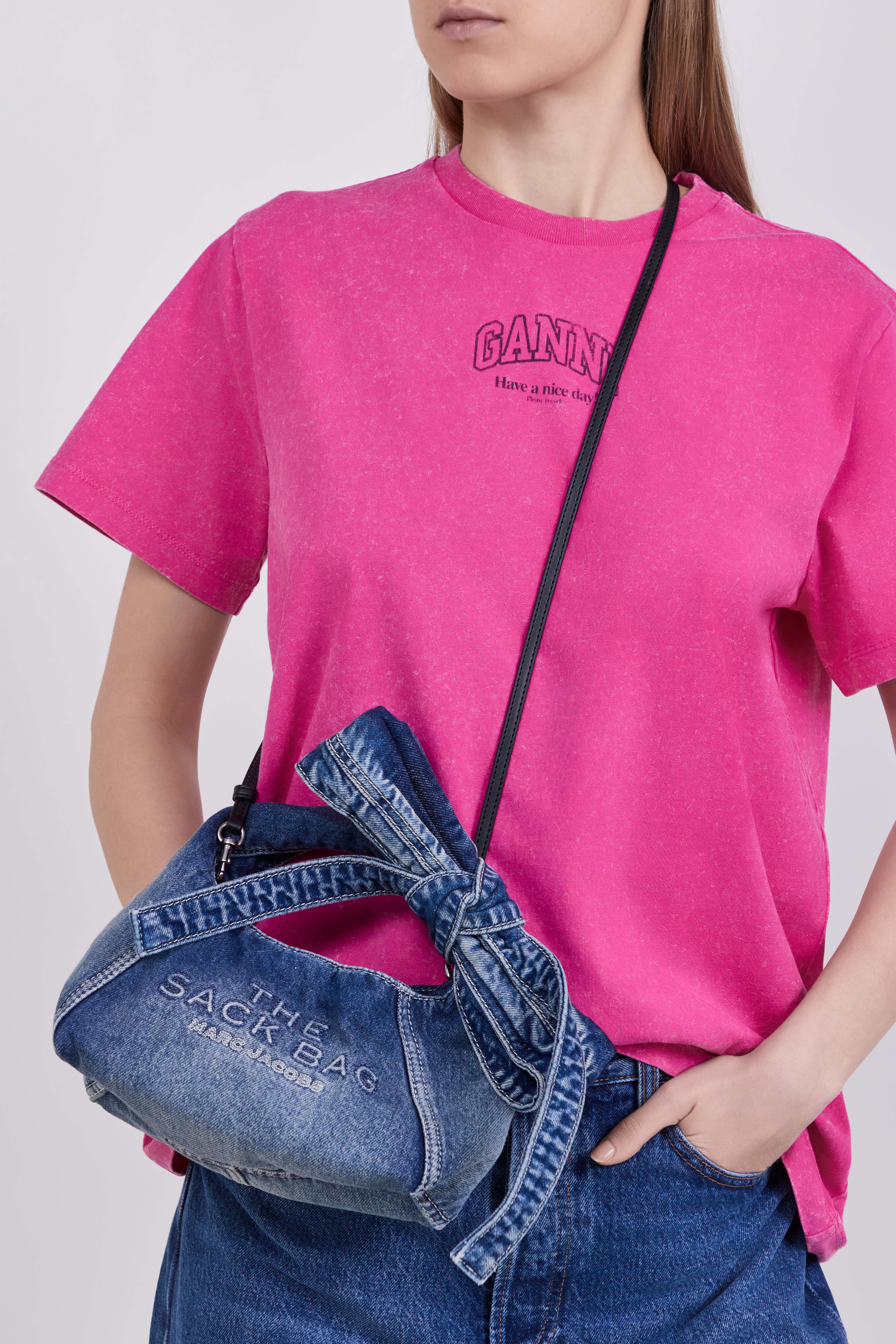 תמונת כל הלוק של תיק יד מיני סאק